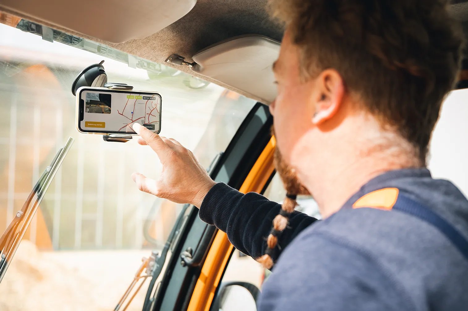 building yard worker uses the vialytics app in the windshield of his car