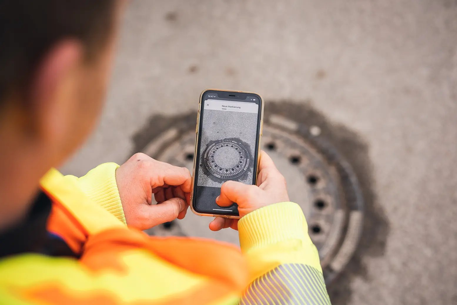 building yard worker creates a task for a manhole in the vialytics app