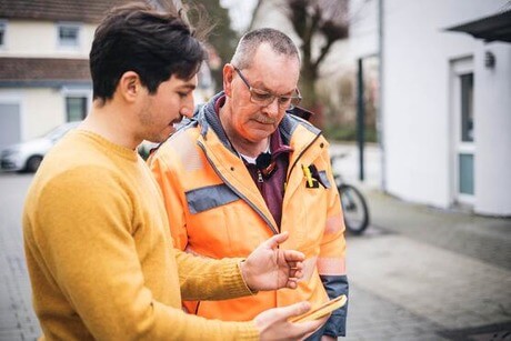 2 men looking at a vialytics phone and talking