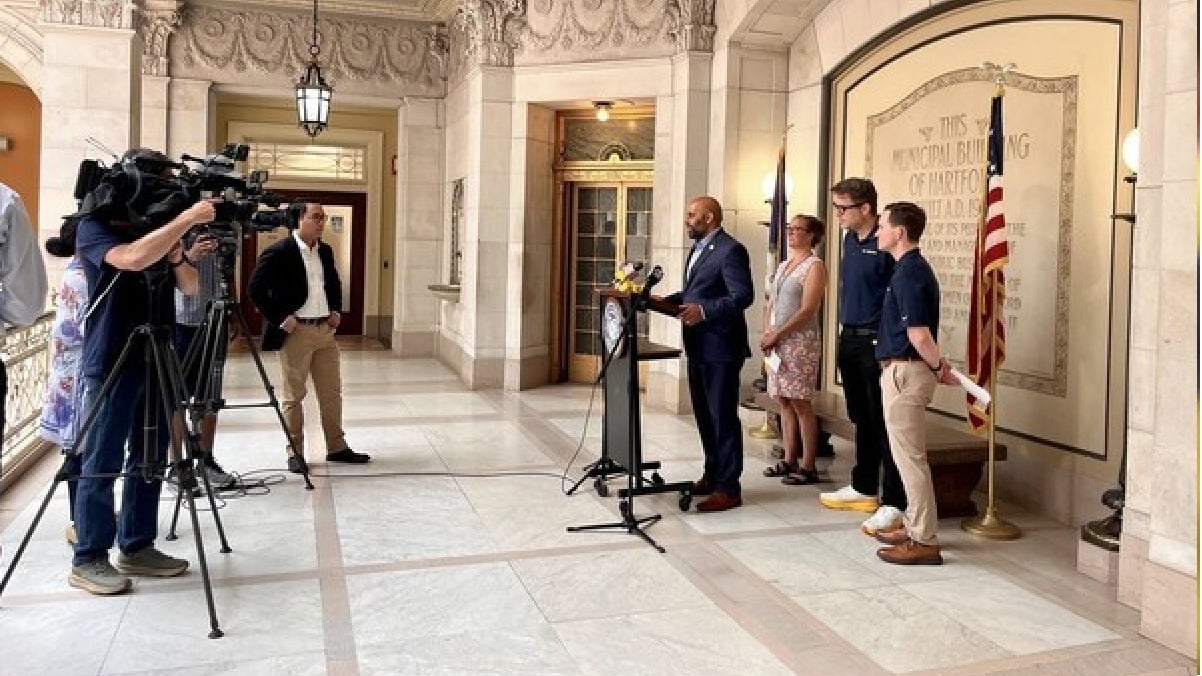 Hartford_Mayor_Arunan_Arulampalam_with_vialytics3