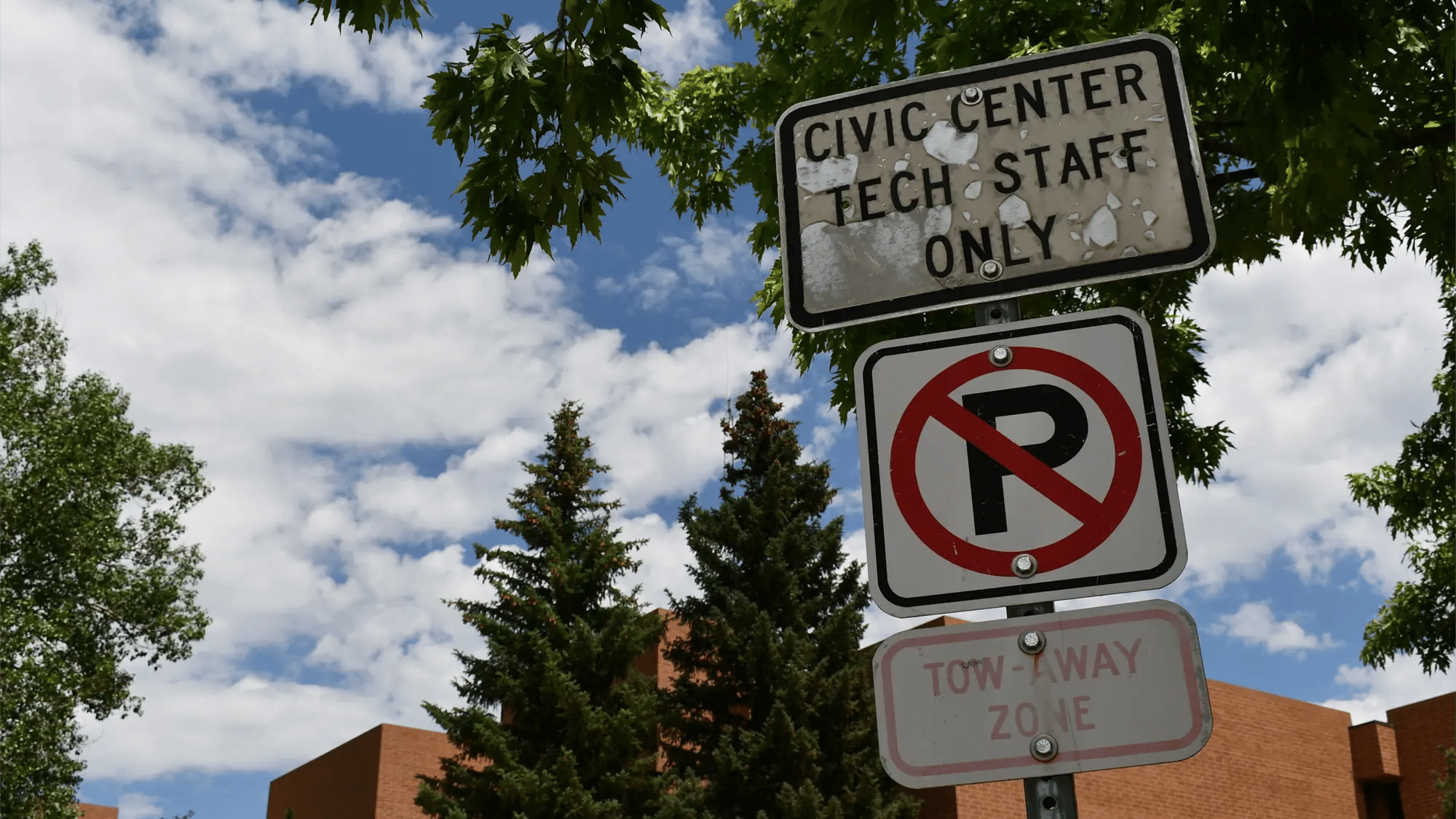 US Road Signs_AdobeStock_1568538238