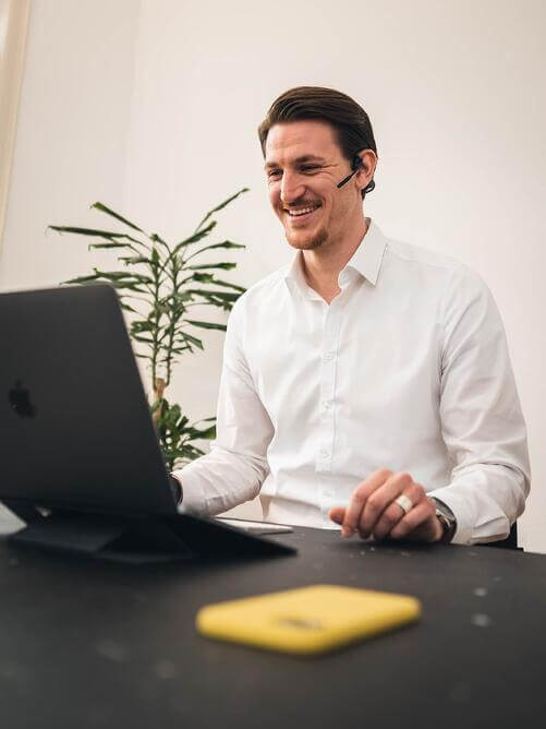 vialytics partner manager Jonas Hock with a headset in front of a laptop